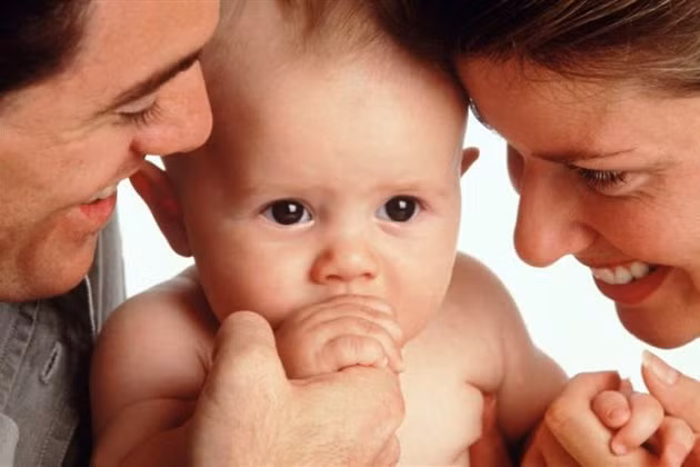 Theo quan niệm của người Azerbaijan, việc tắm rửa cho trẻ sơ sinh bằng nước muối sẽ giúp đứa trẻ khỏe mạnh, trung thực và dũng cảm hơn. Ngoài ra, móng tay và tóc của trẻ chỉ được cắt sau sinh nhật đầu tiên của chúng. Ảnh minh họa: AZ.