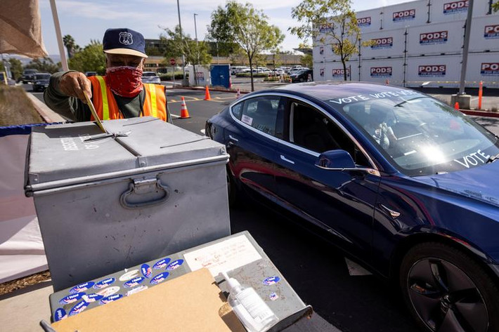 Người dân đi bỏ phiếu sớm bầu tổng thống tại San Diego, California. Ảnh: Reuters.