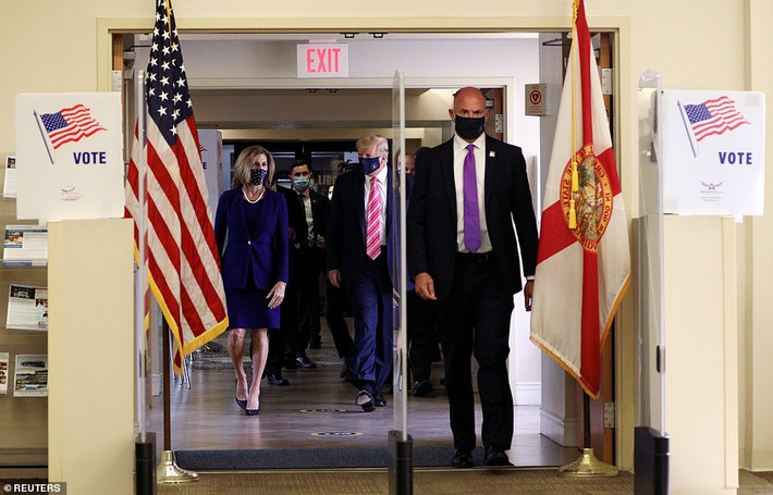 “Vừa bỏ phiếu! Một vinh dự lớn!”, Tổng thống Trump viết trên Twitter vào sáng 24/10.