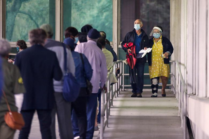 Cảnh mọi người xếp hàng bỏ phiếu tại New Orleans, Louisiana, hôm 16/10. Ảnh: Reuters.