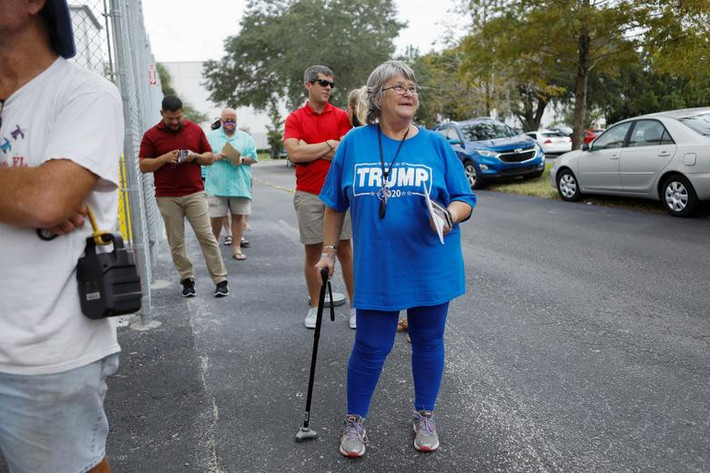 Việc đông đảo cử tri Mỹ đi bỏ phiếu sớm cho thấy họ ngày càng quan tâm đến cuộc cạnh tranh giữa Tổng thống đương nhiệm Donald Trump của Đảng Cộng hòa và ứng cử viên Joe Biden của Đảng Dân chủ. Ảnh: Reuters.