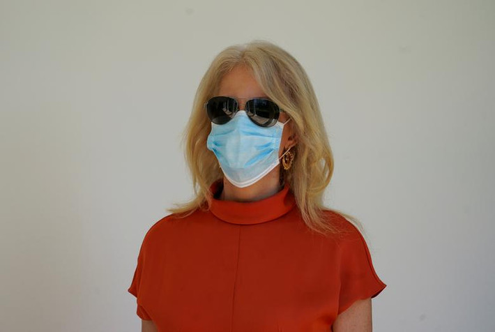 Ngày 2/10, bà Kellyanne Conway - cựu cố vấn của Tổng thống Mỹ Donald Trump - có kết quả xét nghiệm dương tính với COVID-19. "Tôi chỉ có các triệu chứng nhẹ và tôi cảm thấy ổn. Tôi đã bắt đầu quá trình cách ly với sự tư vấn của các bác sĩ", bà Conway nói.