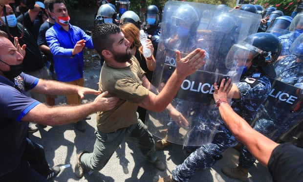 Tháng 10/2019, người dân ở ít nhất 70 thị trấn trên khắp Li Băng xuống đường biểu tình để phản đối nạn tham nhũng của chính phủ cùng biện pháp thắt lưng buộc bụng và tình trạng thiếu cơ sở hạ tầng cơ bản như nước máy không đủ an toàn để uống và mất điện hàng ngày. Ảnh: Getty.