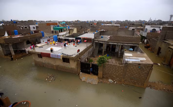 Theo Al Jazeera, mưa lớn ở Pakistan những ngày qua đã khiến ít nhất 90 người thiệt mạng và hơn 1.000 ngôi nhà tại quốc gia này bị hư hại. Tại Karachi, thành phố lớn nhất của Pakistan, người dân đang phải sống trong cảnh ngập lụt nghiêm trọng. (Nguồn ảnh: Al Jazeera)