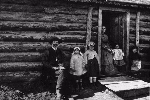 Khi các tuyến đường sắt được hoàn thành sau cuộc Nội chiến Mỹ, nhiều người chuyển về miền tây để định cư, canh tác. Cuộc sống của họ khi đó cũng vất vả, khó khăn. Ảnh: Một gia đình ở miền tây nước Mỹ.