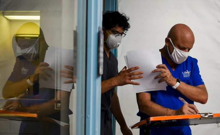 Reuters cho biết, nhiều bệnh nhân của bác sĩ Varon tình trạng nặng, cần đặt ống nội khí quản.