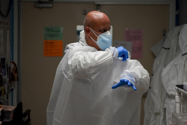 Nhân viên y tế trong đội ngũ của bác sĩ Varon cũng có nguy cơ nhiễm COVID-19. Được biết, Christina Mathers, một y tá 43 tuổi tại UMMC, đã nhận kết quả dương tính với COVID-19 tuần trước.