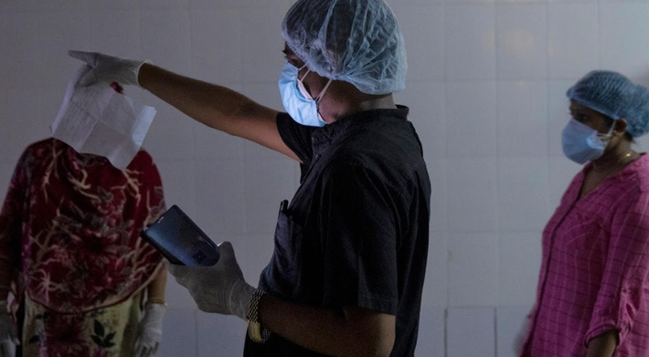 Trong một cuộc họp về tình trạng thiếu thuốc men, bác sĩ Kumar cam kết ông sẽ thuyết phục chính quyền chi viện, dù biết việc này sẽ gặp khó khăn.