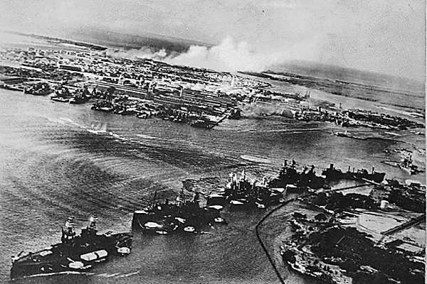 Vụ tấn công nhằm vào Trân Châu Cảng ở Hawaii (Mỹ) ngày 7/12/1941. Phía xa, khói bụi bốc lên từ căn cứ không quân Hickam.