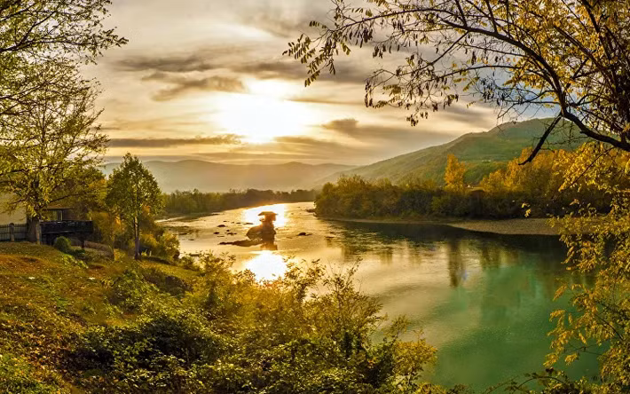 Ngôi nhà bằng gỗ giống như cabin "tọa lạc" trên một tảng đã nằm giữa sông Drina, gần thị trấn Bajina Basta, Tây Serbia. Ngôi nhà cô độc nhất hành tinh này được cho là do một nhóm người đi bơi xây dựng đầu tiên vào năm 1968 khi họ cần một nơi trú ẩn. (Nguồn ảnh: Sputnik)