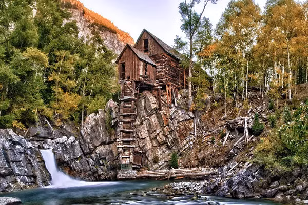 Old Mill là một ngôi nhà bằng gỗ phía trên sông Crystal ở Crystal, Colorado, Mỹ. Ngôi nhà đặc biệt này được xây dựng vào năm 1892.