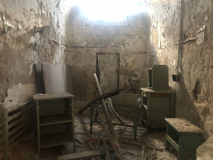 Trong một giờ mỗi ngày, tù nhân có thể đi bộ qua cửa ở phía sau phòng giam của họ vào một không gian kín có ánh sáng. Dù vậy, họ cũng không được tiếp xúc với nhau.