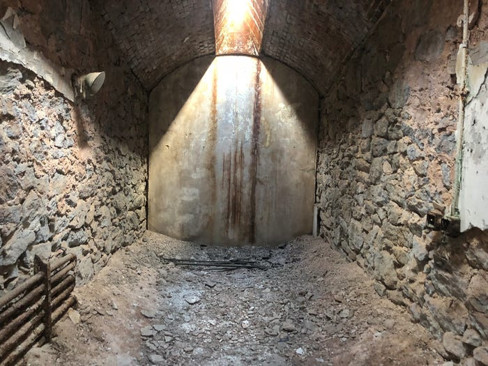 Ánh sáng duy nhất tù nhân nhìn thấy khi nó chiếu qua một cửa sổ nhỏ trên trần nhà.