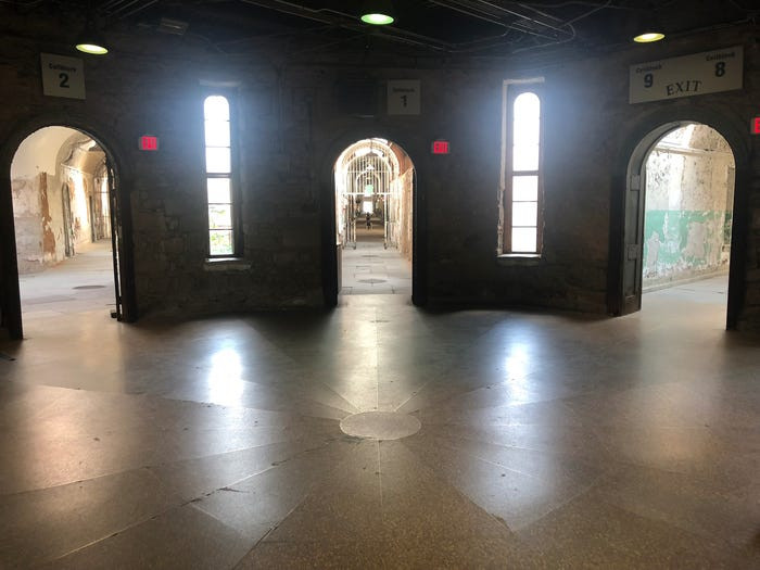 Trung tâm của nhà tù ESP là căn phòng này, được thiết kể để lính gác có thể nhìn xuống từng dãy phòng giam khi đứng ở đây. Ngày nay, căn phòng này đã được sửa sang lại để phục vụ khách tham quan.