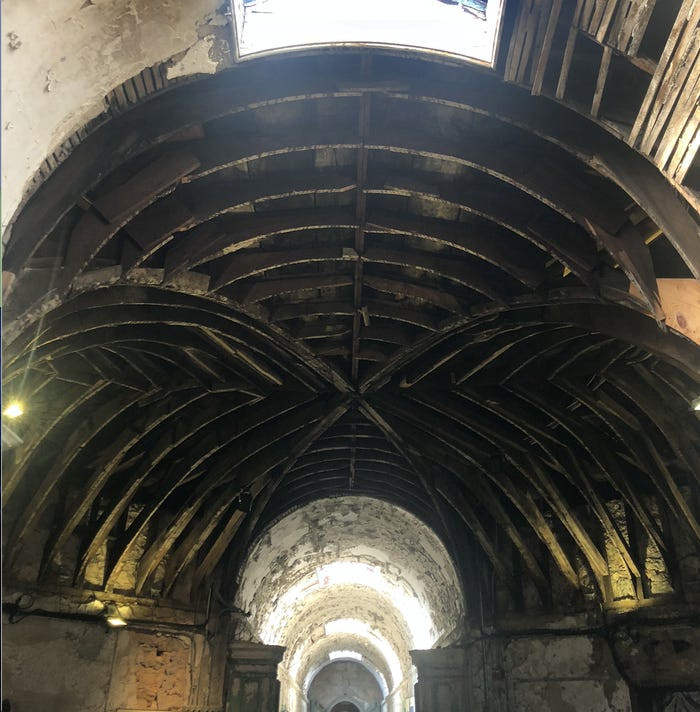 Cuối hành lang là một căn phòng với trần hình vòm.