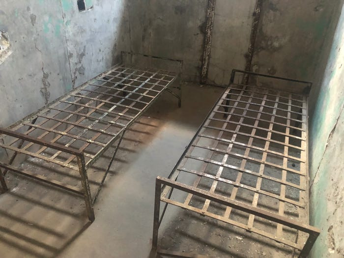 Nhà tù bắt đầu nhốt hai người trong mỗi phòng giam từ năm 1913.