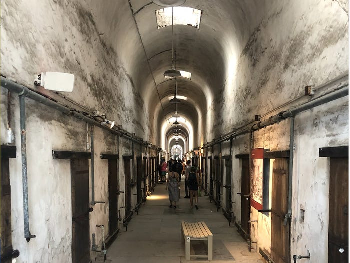 "Bước vào dãy phòng giam 1, tôi cảm thấy như trở lại những năm 1800", Frank kể lại.