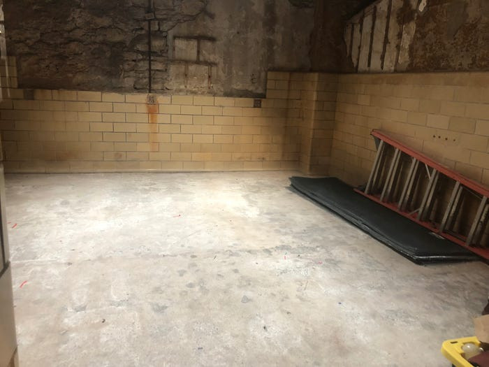 Họ có thể đến tiệm cắt tóc được bố trí trong dãy nhà giam.