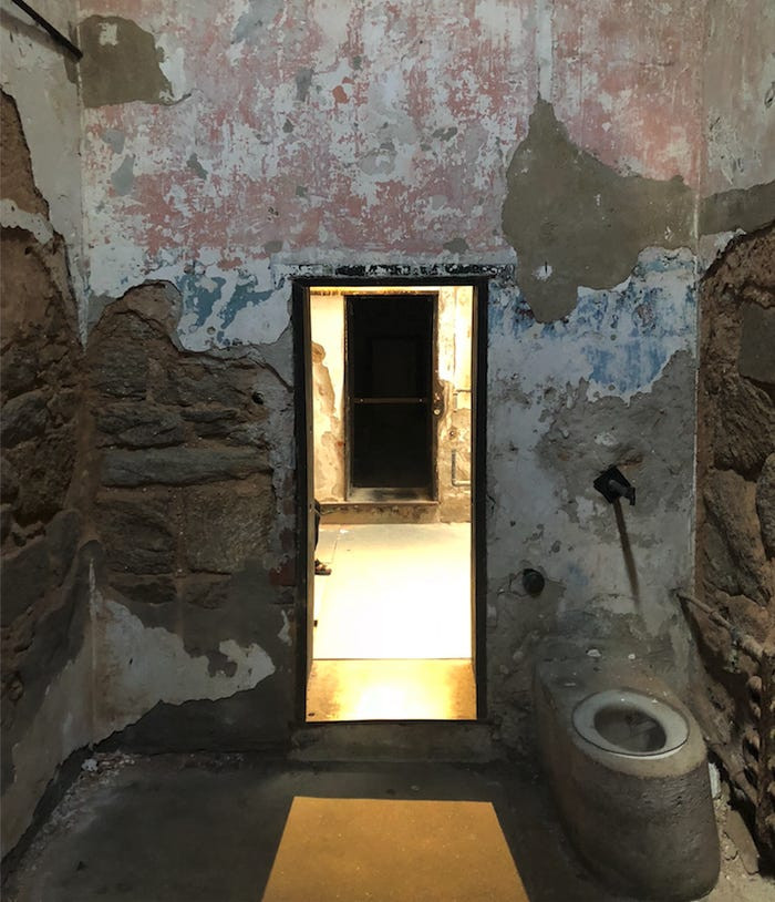 "Tôi bước vào trong một phòng giam và cảm thấy những bức tường như đang khóa chặt mình. Tôi không thể tưởng tượng việc ở trong này suốt 23 tiếng liền", Frank Olito nói thêm.