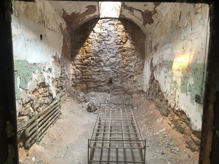 Từng là nhà tù giam giữ các băng đảng khét tiếng nhất nước Mỹ, Eastern State Penitentiary hiện giờ bị bỏ hoang. Tuy nhiên, du khách có thể tham quan nhà tù này với "giá vé" 16 USD.