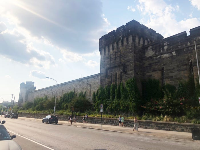 Nhà tù được xây dựng giống như một pháo đài. Các cửa sổ chỉ là "ngụy trang" và những tòa tháp không có lối vào.