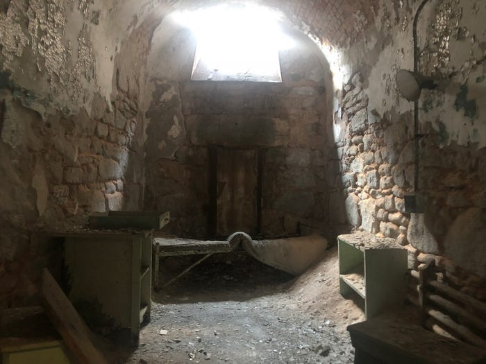 Bên trong một phòng giam của nhà tù ESP.