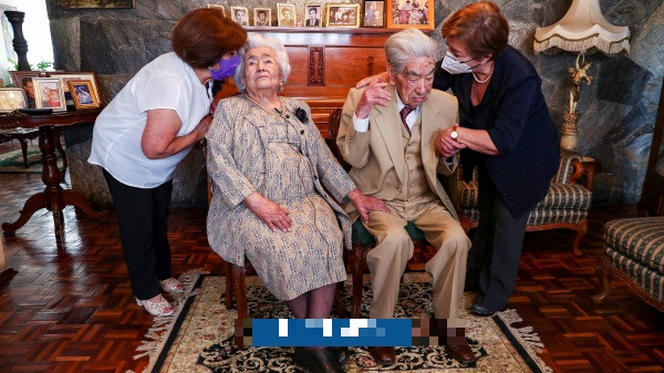 Trong thời gian rảnh rỗi, vợ chồng ông Mora thích trồng cây và đi xem phim hoặc xem chương trình biểu diễn ngoài rạp hát. Ảnh: WNP.