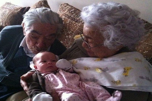 "Sự đoàn kết, yêu thương, tôn trọng lẫn nhau, làm việc trung thực, giáo dục đúng đắn dựa trên các giá trị gia đình chính là chìa khóa để cả gia đình sống hòa thuận, vui vẻ", cặp vợ chồng sống thọ nhất thế giới chia sẻ. Ảnh: Daily Mail.