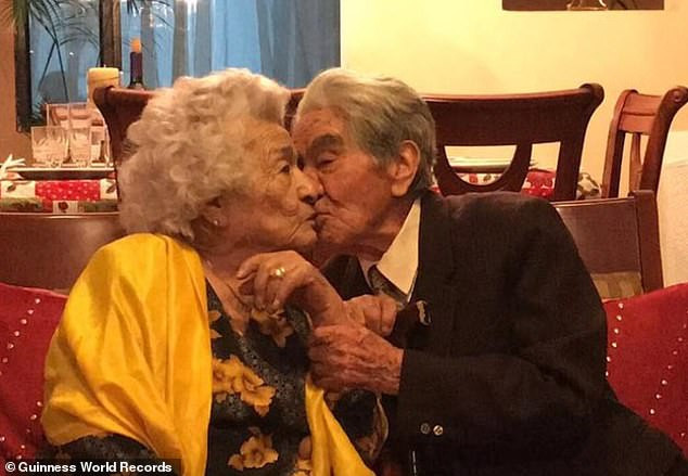 Hiện tại, vợ chồng cụ ông Mora đã bên nhau 80 năm và vẫn sống hạnh phúc. Ảnh: Daily Mail.