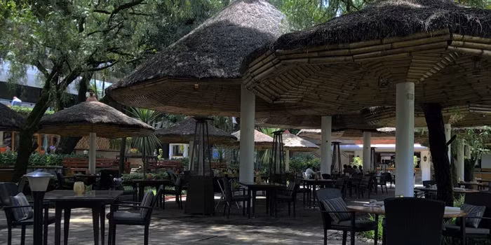 Tình trạng trở nên tồi tệ hơn tại thủ đô Addis Ababa khi dịch COVID-19 bùng phát thời gian này. Theo Insider, hầu hết các khách sạn tại Addis Ababa đã phải đóng cửa vì dịch.