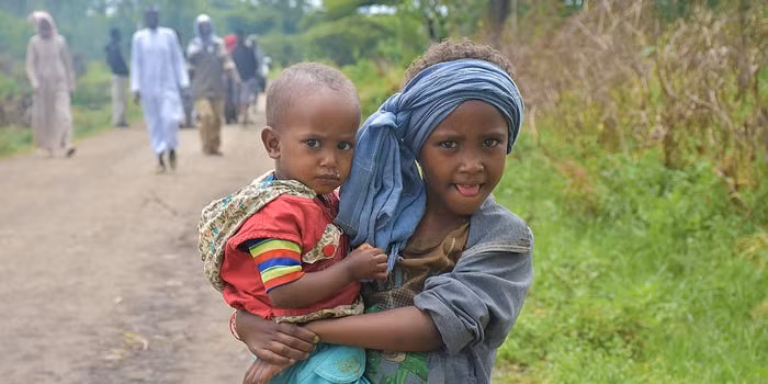 Hai em nhỏ ở Addis Ababa trong bức ảnh chụp năm 2019.