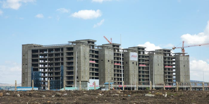 Theo Hickel, điều kiện sống không bền vững này buộc "mọi người phải từ bỏ đất đai quê nhà của họ và tìm kiếm việc làm trên thành phố".