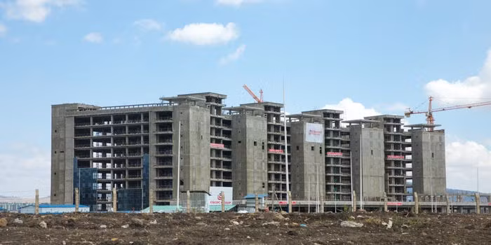 Theo Hickel, điều kiện sống không bền vững này buộc "mọi người phải từ bỏ đất đai quê nhà của họ và tìm kiếm việc làm trên thành phố".