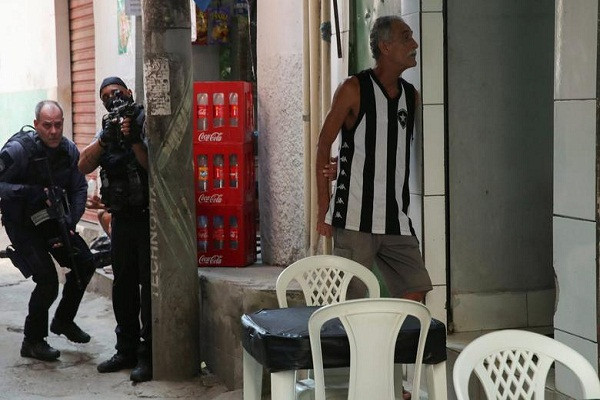 Ít nhất 25 người thiệt mạng, trong đó có một cảnh sát, trong cuộc đọ súng kinh hoàng này.