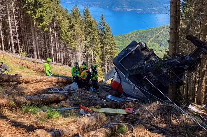 Khi đó, một nhóm người đang ngồi trong cabin cáp treo tuyến Stresa-Mottarone nối thị trấn Stresa ở hồ Maggiore với núi Mottarone gần đó trong khu vực Piedmont thì cabin này rơi xuống.