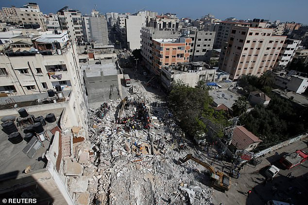 Một tòa nhà bị phá hủy ở thành phố Gaza nhìn từ trên cao.