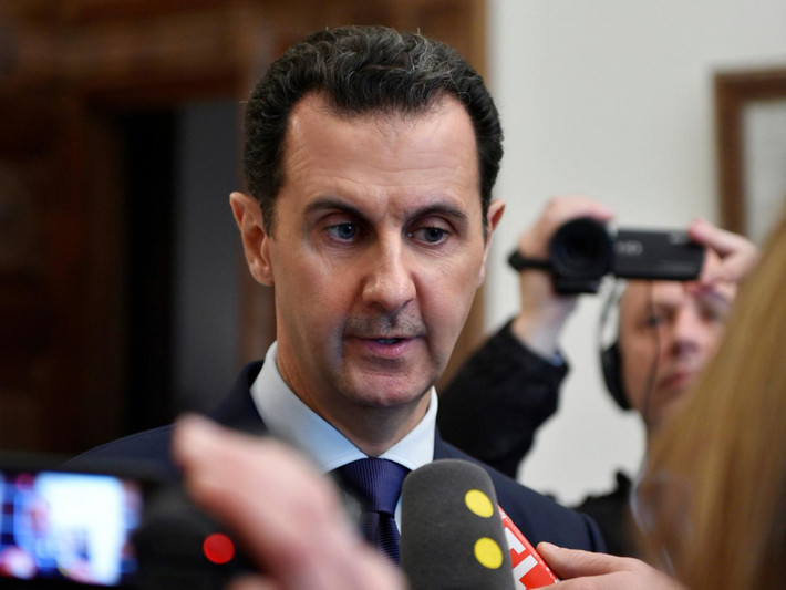 Sau 5 năm dưới sự "nhào nặn" của người cha quyền lực, từ một bác sĩ "an phận thủ thường", Bashar đã được thăng hàm Đại tá đồng thời là cố vấn cấp cao của chính phủ, giải quyết khiếu nại của người dân và thực hiện các chiến dịch chống tham nhũng. Ảnh: Reuters.