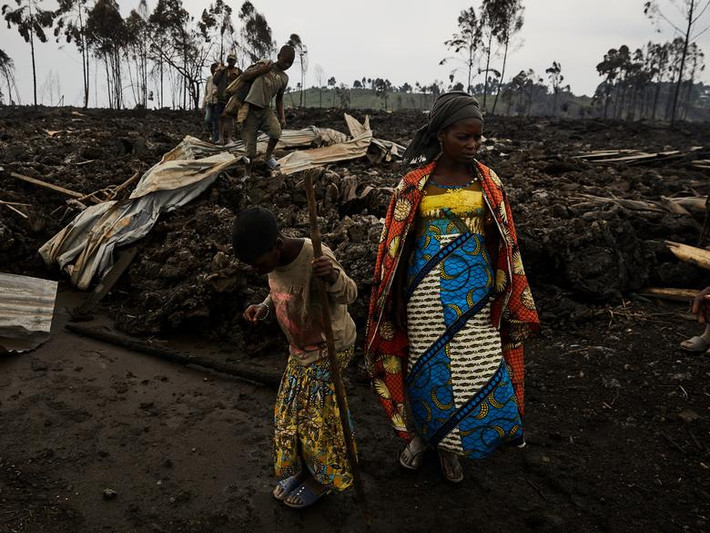 Jolie và mẹ, cô Imamu, chuẩn bị rời khỏi làng gần núi lửa Nyiragongo ngày 25/5.