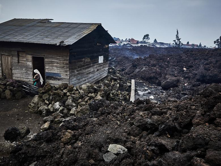 Tổ chức Di cư Quốc tế ước tính, khoảng 20.000 người rơi vào cảnh mất nhà cửa do ảnh hưởng của núi lửa hoạt động.