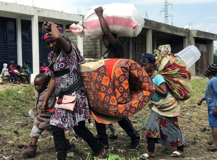 Một gia đình Congo "cõng" đồ đạc đi sơ tán ngày 27/5.