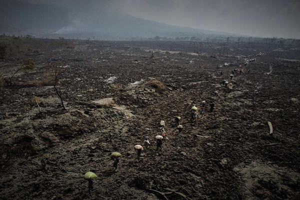 Hàng nghìn người dân ở Cộng hòa Dân chủ Congo mang theo đồ đạc đi sơ tán sau khi giới chức cảnh báo đợt phun trào núi lửa thứ hai có thể xảy ra bất cứ lúc nào. (Nguồn ảnh: Reuters)