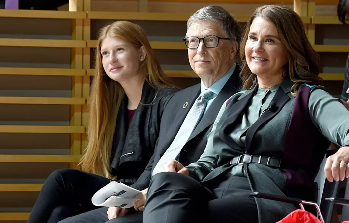 Tỷ phú Bill Gates cùng vợ và con gái tham dự một sự kiện ở Trung tâm Lincoln tại thành phố New York ngày 20/9/2017.