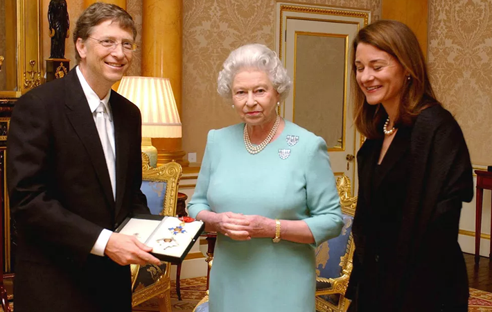 Bill Gates được Nữ hoàng Anh Elizabeth II phong hiệp sĩ danh dự tại Cung điện Buckingham, London (Anh) ngày 2/3/2005 trước sự chứng kiến của vợ ông, bà Melinda.