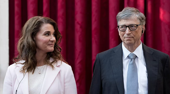 Bill Gates và vợ, bà Melinda, lắng nghe bài phát biểu của Tổng thống Pháp khi đó là ông Francois Hollande trước khi được trao tặng Huân chương Bắc đẩu Bội tinh tại Điện Elysee, Paris, Pháp, ngày 21/4/2017.