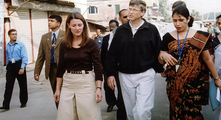 Bill Gates, nhà sáng lập và là Chủ tịch tập đoàn Microsoft, cùng vợ đi bộ trên một con phố ở Bhaka, Bangladesh, ngày 5/12/2005.