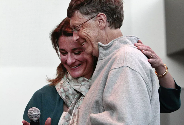 Tỷ phú Bill Gates giới thiệu vợ lên phát biểu trong buổi lễ khai trương dự án Quỹ Bill &amp; Melinda Gates ở Seattle ngày 2/6/2011.