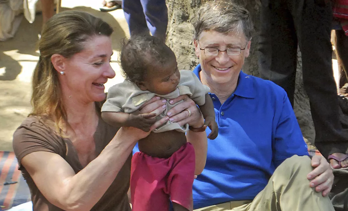 Vợ chồng Bill Gates chơi đùa với một em nhỏ khi tới thăm cộng đồng Mushar ở làng Jamsot, gần Patna, Ấn Độ, hồi tháng 9/2013.