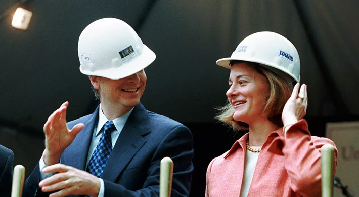 Chủ tịch Microsoft Bill Gates và vợ, Melinda, dự lễ khởi công cơ sở trường luật mới của Đại học Washington ở Seattle ngày 4/5/2001.