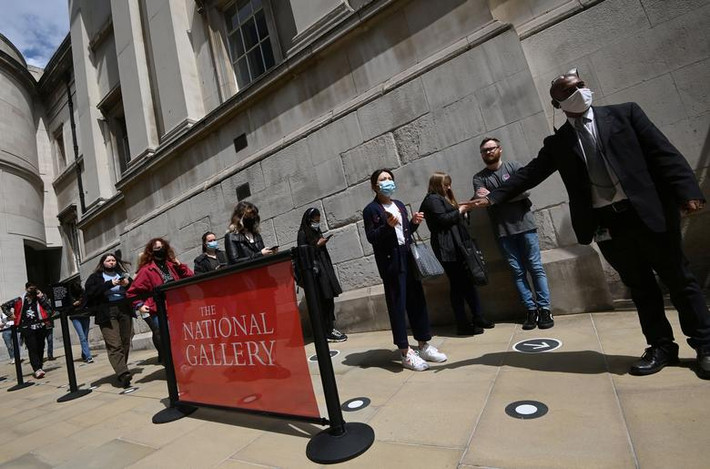 Rất đông người xếp hàng vào Bảo tàng Quốc gia ở London ngày 17/5.