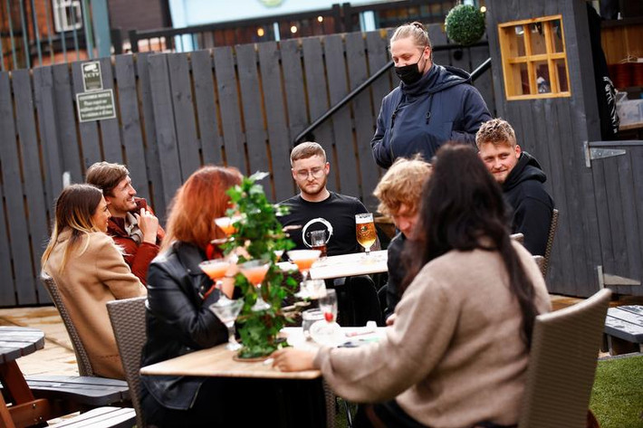 Một nhóm người "tụ tập" tại quán rượu The Swinging Witch ở Northwich, Cheshire.